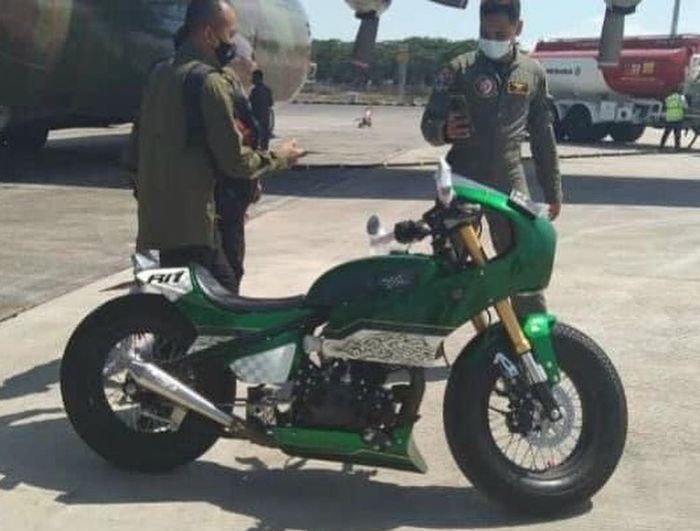 detail motor kustom milik Presiden Jokowi bergaya Neo Cafe Racer yang baru turun dari pesawat TNI