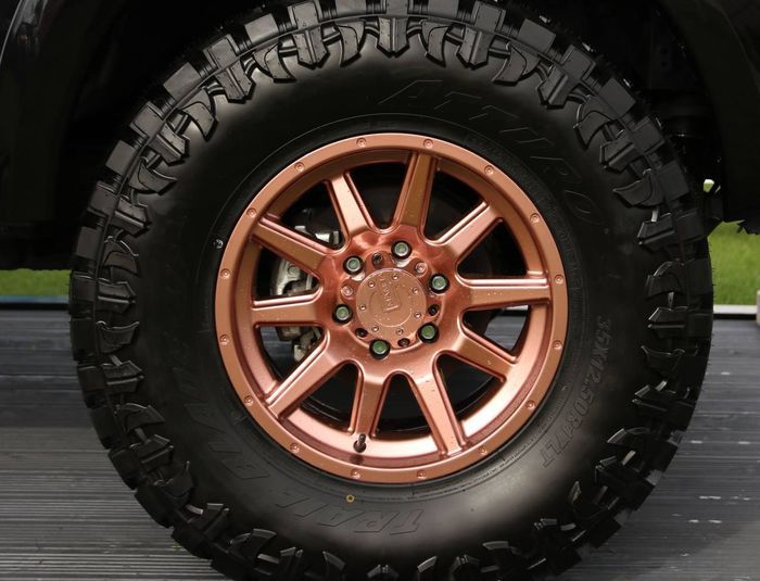 Pelek palang warna rose gold dibungkus ban off-road