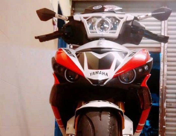 Wajahnya jadi sangat banget berkat lampu projie