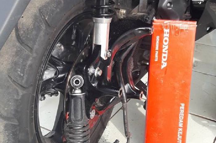 Cukup mengubah dudukan bawah, sokbreker bawaaan Honda Supra X 125 bisa dipasang di Yamaha NMAX