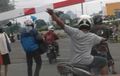 Video: Sudah Ditutup, Biker Ini Angkat Palang Pintu Kereta Sendiri