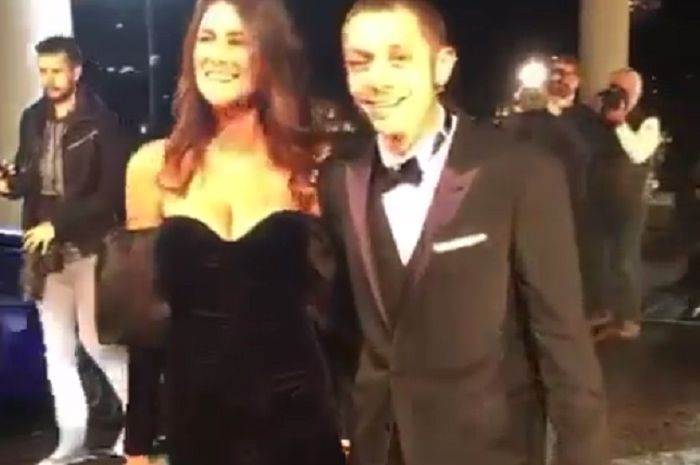 Valentino Rossi dan kekasihnya saat menghadiri acara FIM MotoGP Awards