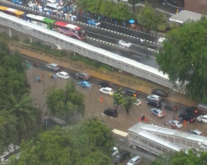 Banjir di depan Atmajaya dan Semanggi