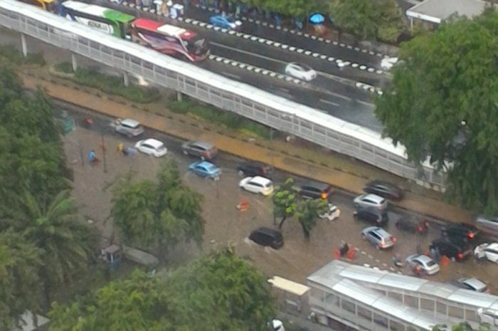 Banjir di depan Atmajaya dan Semanggi