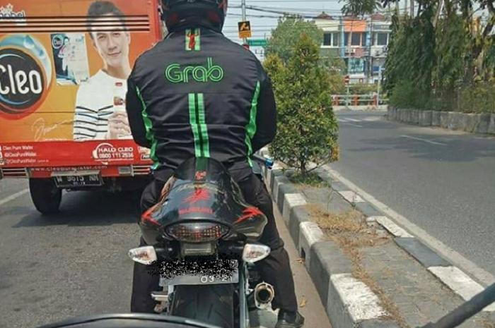 Ojek online mengendarai Suzuki Hayabusa