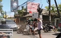 Keren! Turis Bule Jadi Pak Ogah Mengatur Lalu Lintas, Tapi Gak Minta Cepek