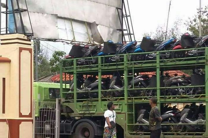 Truk tronton pembawa motor Yamaha tersangkut di gapura Pantai Pekalongan Bahari