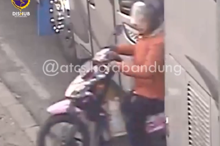 Ibu-ibu terpantau CCTV menerabas median jalan