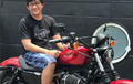 Andre Taulany Bergaya dengan Harley-Davidson Iron 883, Netizen Fokus ke Sandal