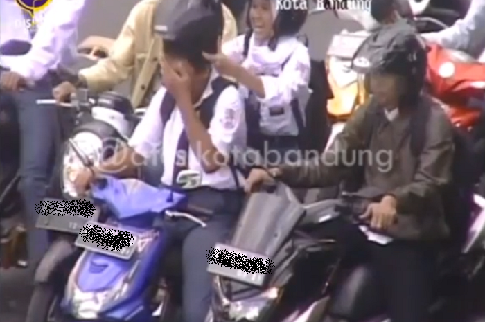 Sepasang pelajar SMA malah berebut memakai helm