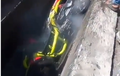 Video: Motor Road Race Terbakar, Dipukul Pakai Sapu dan Dilempar ke Selokan