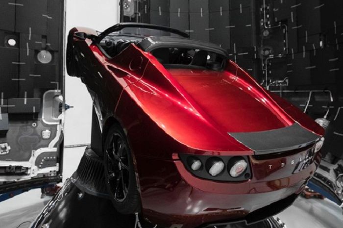 Tesla Roadster yang telah dipasang di roket