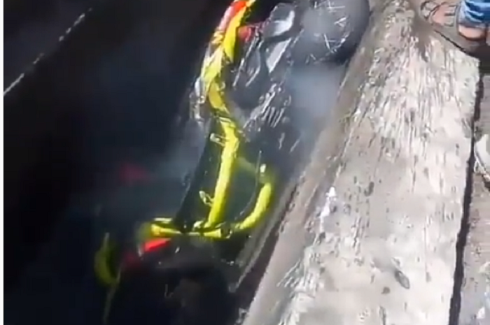 Motor balap road race terbakar dimasukkan ke selokan