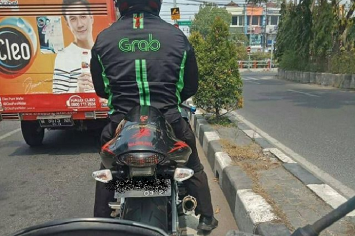 Ojek online mengendarai Suzuki Hayabusa