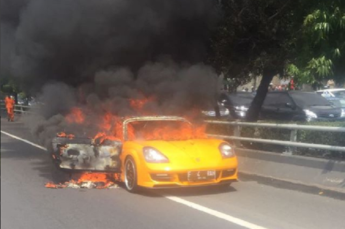 Toyota MR2 Spyder terbakar di Tol