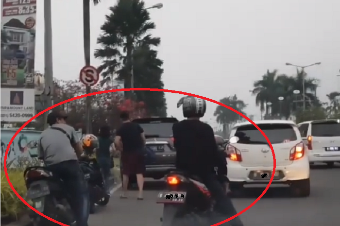 Maling motor terekam sedang beraksi