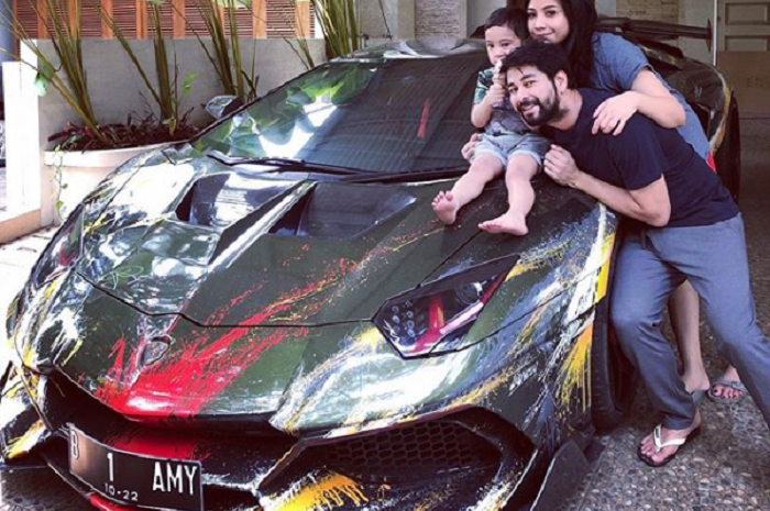 Raffi Ahmad beserta keluarganya foto dengan Lamborghini Aventador