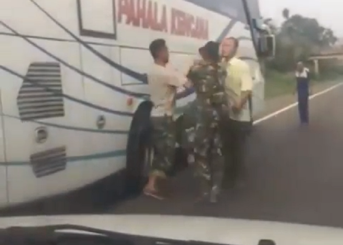 Video Sopir Bus Mengendarai Bus Dengan Ugal Ugalan Ditegur Anggota Tni Malah Ngajak Berantem Gridoto Com