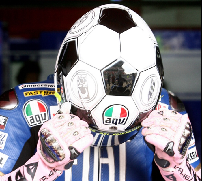Helm Valentino Rossi dibikin motif bola menyambut Piala Eropa 2008