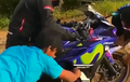 Video: Akibat Yamaha R25 Main di Jalur Lumpur, Roda Motor Sampai Macet