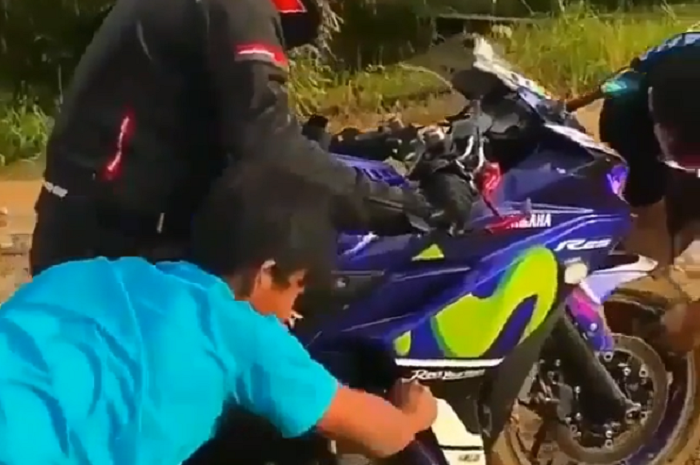 Yamaha R25 kesulitan trabas jalur lumpur