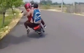 Ada Lagi Nih Kelakuan Kids Zaman Now Wheelie Eh Apes Endingnya