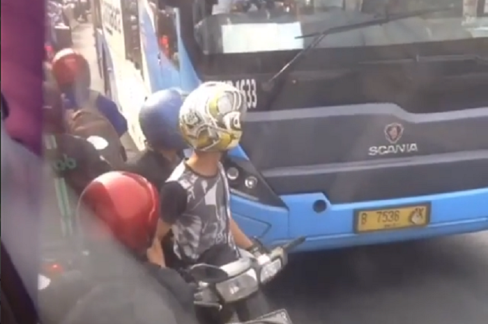 Para pemotor berhenti di tengah jalan flyover Pesing