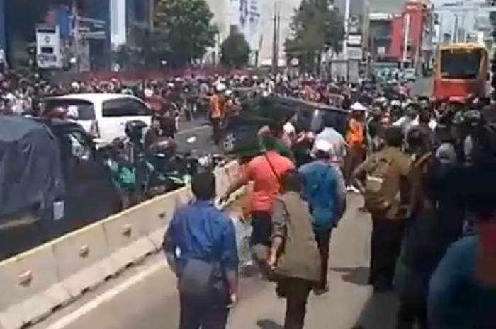 Suasana penangkapan pengemudi Nissan Grand Livina yang terlibat tabrak lari