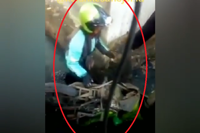 Seorang driver ojol masuk ke dalam parit
