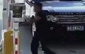 Pengendara Mobil Range Rover Ini Ngamuk Hancurkan Palang Pintu Tempat Parkir