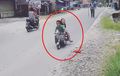 Viral Bocah Naik MiniGP, Ini Ada Lagi Bocah Boncengan Naik Vespa Mini, Tapi Kok Aneh Yah?