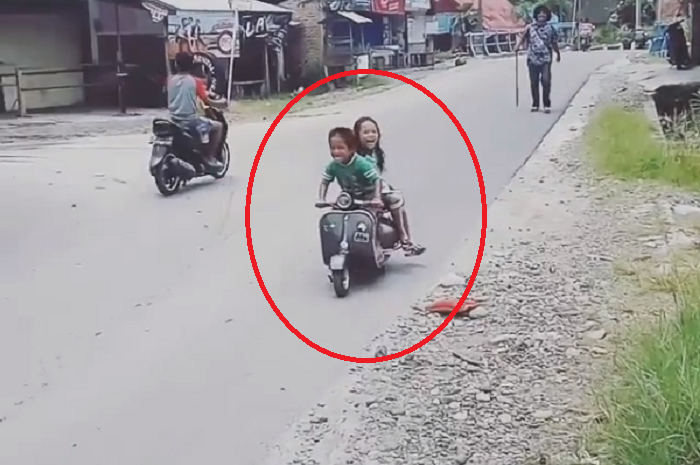 Anak kecil kendarai Vespa mini