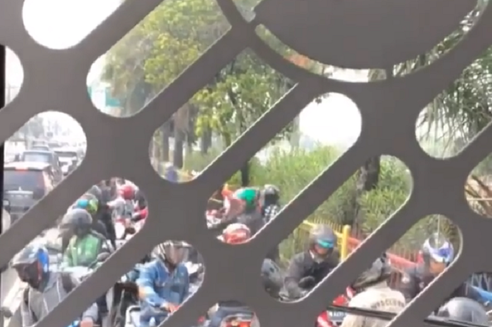 Puluhan pemotor menghalangi laju bus TransJakarta