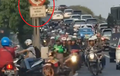 Enggak Pernah Kapok! Pemotor Tetap Ramai Melawan Arus di Flyover