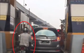 Pemotor Ngeyel! Masuk Jalan Tol dengan Cara Nyelip di Belakang Mobil