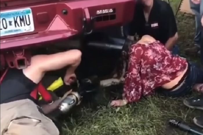 Kepala wanita yang terjebak di dalam sebuah knalpot truk