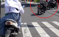 Video: Gak Ada Takutnya Siswi SMA Naik Motor Boncengan Gak Pakai Helm Buntutin Polisi