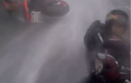 Motor Kepleset Akibat Jalan Licin, Biker Ini Reflek Menyelamatkan Sang Pacar