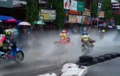 Waduh! Balapan Roadrace Di Jalan Banjir Bikin Penonton Basah Kuyub