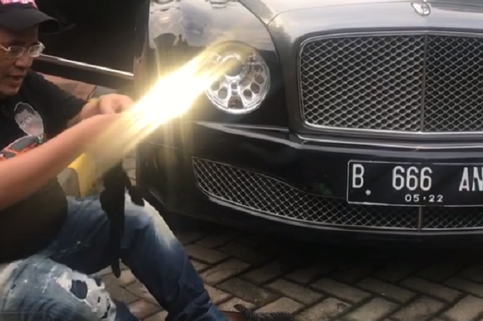 Hotman Paris bersama mobil mewahnya