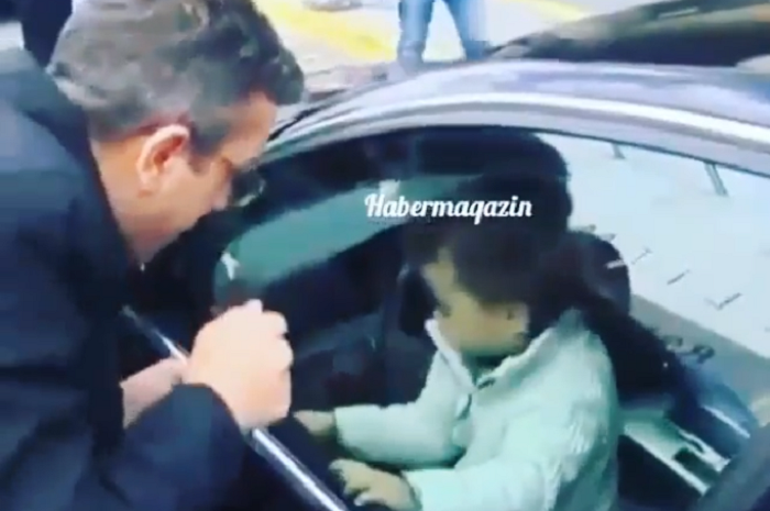 Anak kecil yang terkunci di dalam mobil