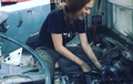 Bikin Kagum, Model Cantik Nyambi Jadi Mekanik Mobil Lihai Banget Ngoprek Mesin
