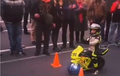 Keren! Biker Cilik Pamer Skill Layaknya Pembalap Profesional