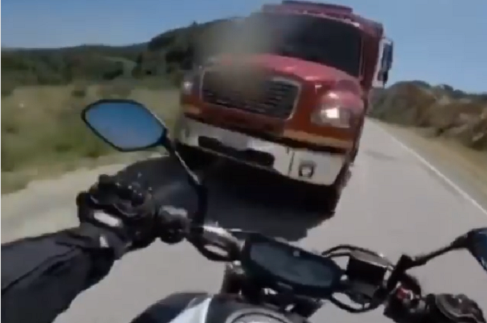 detik-detik menegangkan biker tabrak truk