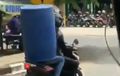 Lucu, Penumpang Ini Gunakan Gentong Buat Jadi Helm, Lihat Videonya