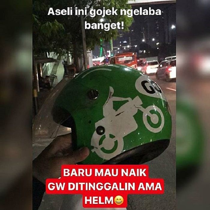 Seorang customer ojek online bernama Rico ditinggal bersama helm Gojek oleh driver 