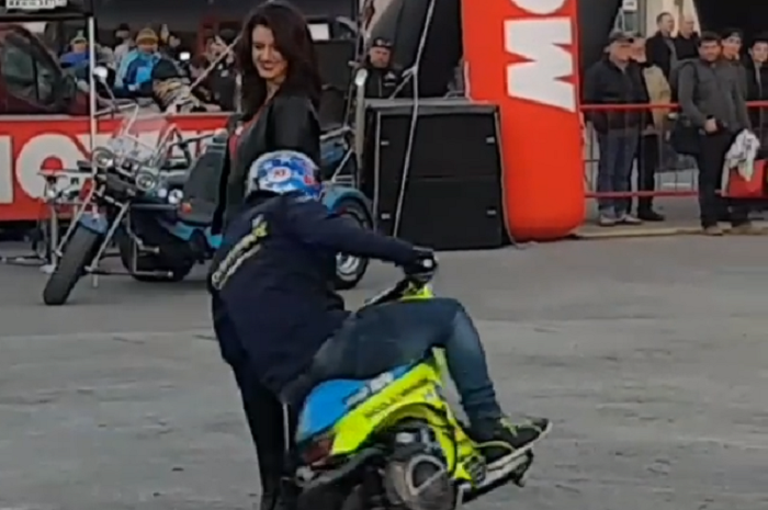 Freestyler menunggangi Vespa beroda satu