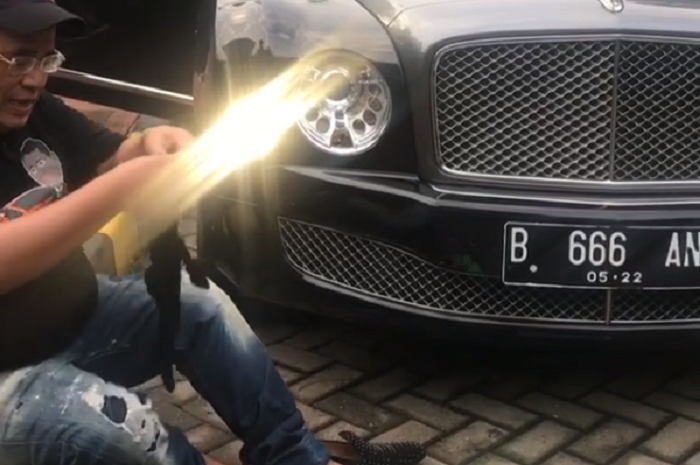 Hotman Paris bersama mobil mewahnya