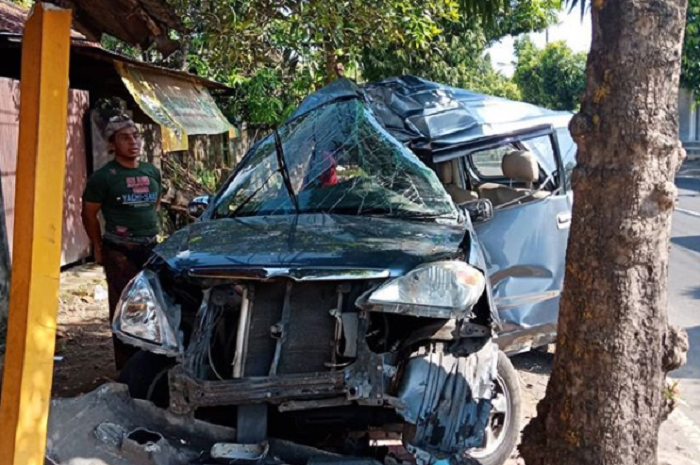 Daihtasu Xenia milik Bassist Navicula Yang Mengalami Kecelakaan