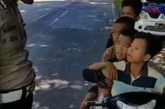 Bocah bonceng 4 kena tilang